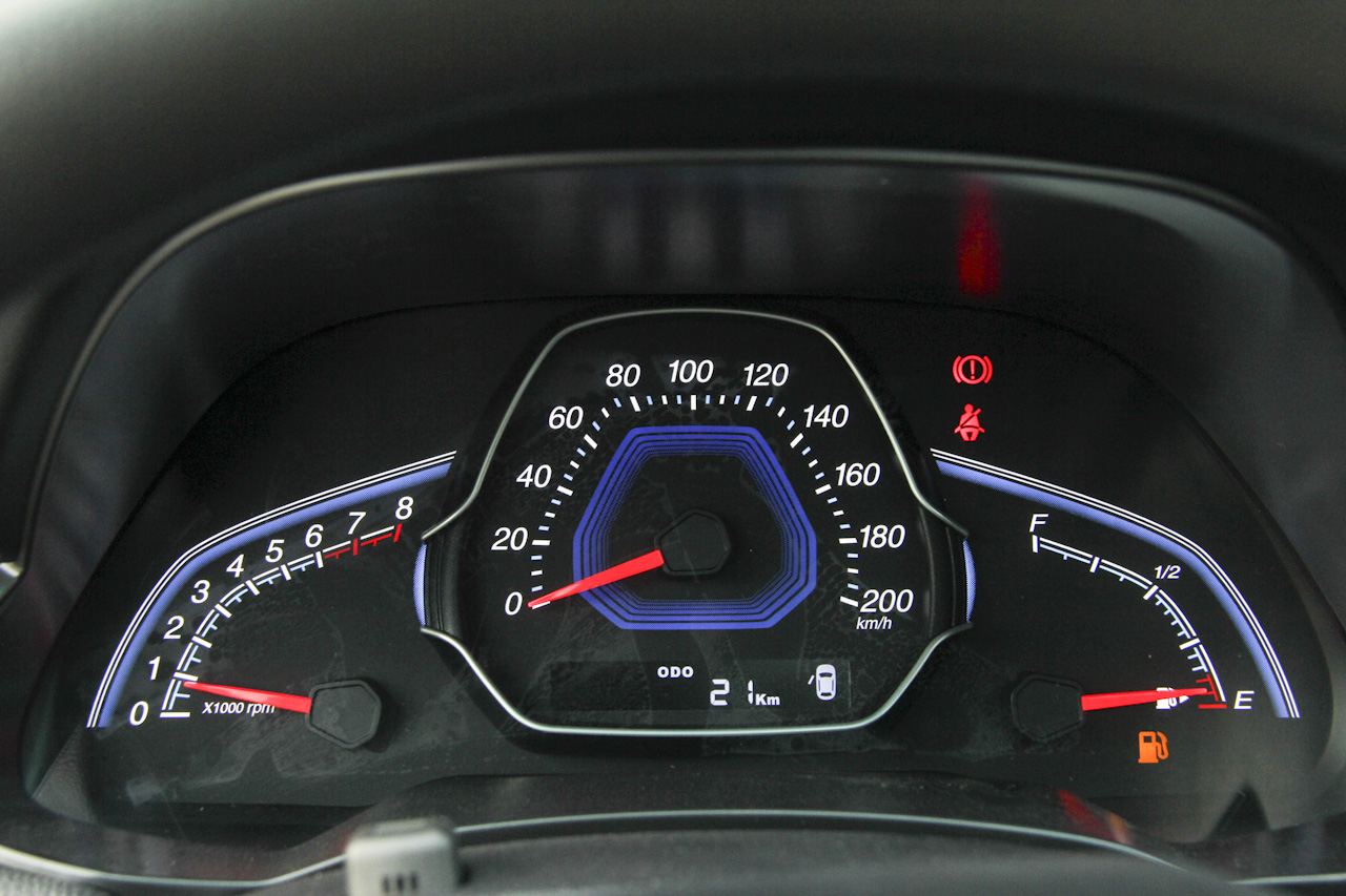 2016款锐3 1.6L手动尊享型天窗版