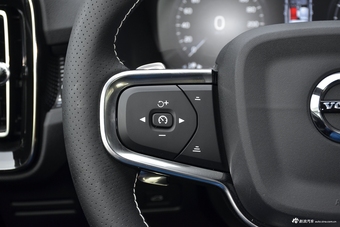 2019款沃尔沃XC40 2.0T四驱运动日暮水晶白T5