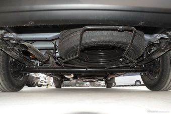 2016款上汽大通V80 2.5T手动傲运通短轴中顶6座 国V