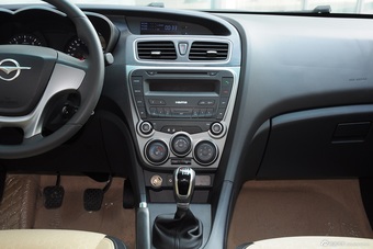 2015款海马福美来1.6L手动风尚型