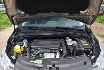 2016款标致2008 1.2T 自动时尚版