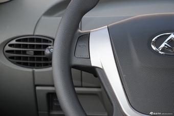 2016款上汽大通V80 2.5T手动傲运通短轴中顶6座 国V