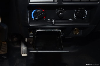 2015款小康K01 1.0L手动2.7m瓦楞货箱车型