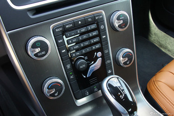 2015款沃尔沃S60L 2.0T T5 智驭版到店实拍