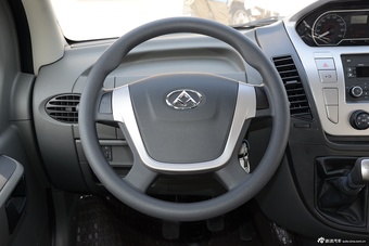 2016款上汽大通V80 2.5T手动傲运通短轴中顶6座 国V