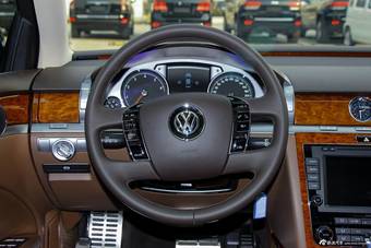 2014款辉腾3.0L自动商务型到店实拍