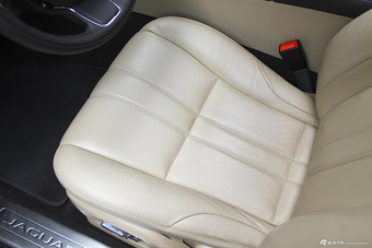 2015款捷豹XJL 2.0T两驱典雅商务版