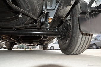 2016款上汽大通V80 2.5T手动傲运通短轴中顶6座 国V