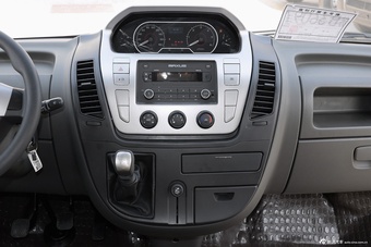 2016款上汽大通V80 2.5T手动傲运通短轴中顶6座 国V