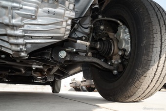 2016款上汽大通V80 2.5T手动傲运通短轴中顶6座 国V