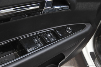 2015款陆风X8探索版2.0T汽油四驱超豪华型