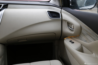 2015款楼兰 2.5L自动S/C HEV XV四驱混动旗舰版