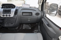 2016款上汽大通V80 2.5T手动傲运通短轴中顶6座 国V