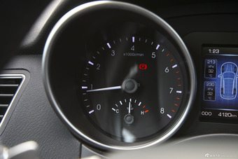 2015款哈弗H8 2.0T自动四驱豪华型