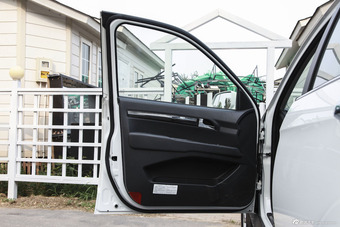 2015款陆风X8探索版2.0T汽油四驱超豪华型