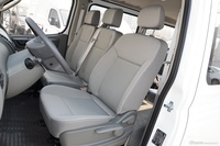 2016款上汽大通V80 2.5T手动傲运通短轴中顶6座 国V