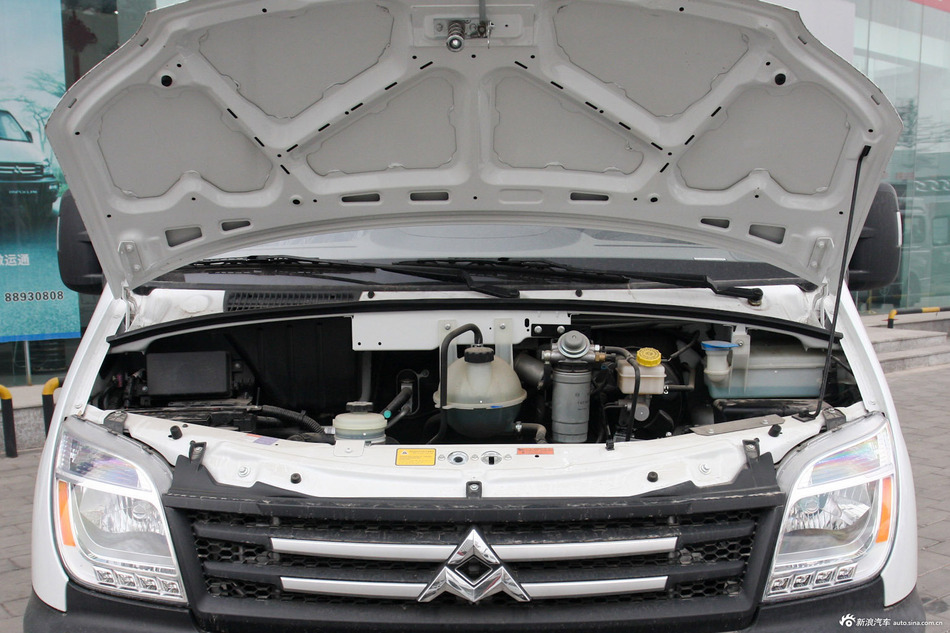 2016款上汽大通V80 2.5T手动傲运通短轴中顶6座 国V