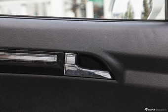 2015款陆风X8探索版2.0T汽油四驱超豪华型