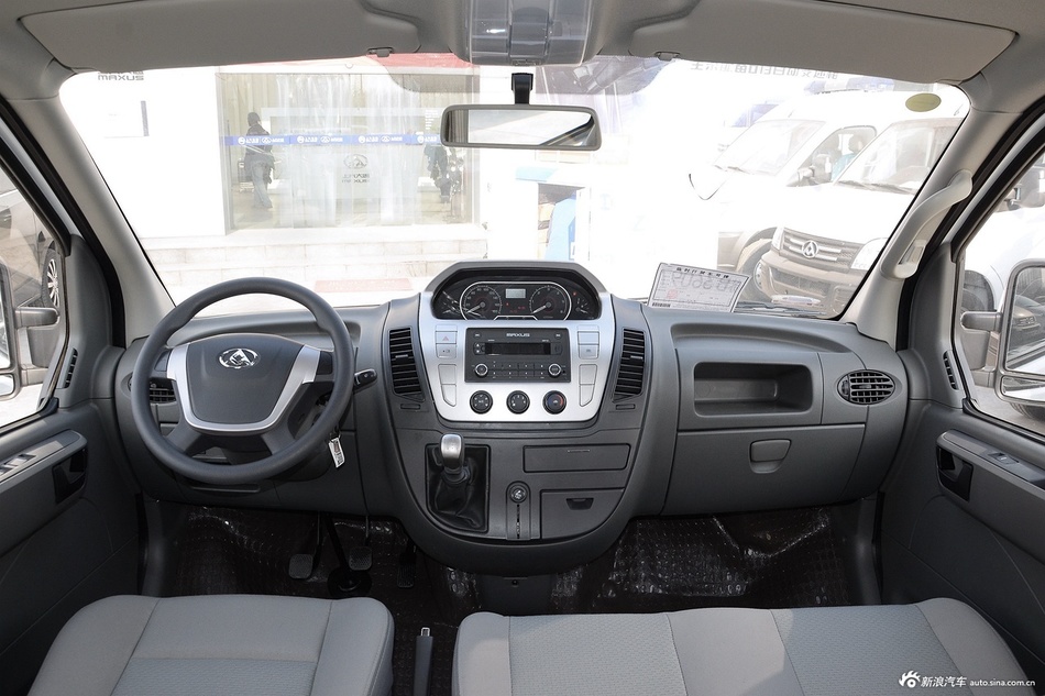 2016款上汽大通V80 2.5T手动傲运通短轴中顶6座 国V