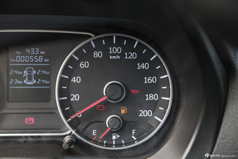 2015款陆风X8探索版2.0T汽油四驱超豪华型