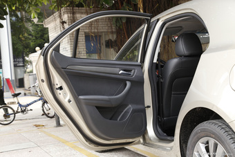 2015款荣威360 1.4T自动尊享版