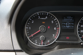 2015款陆风X8探索版2.0T汽油四驱超豪华型