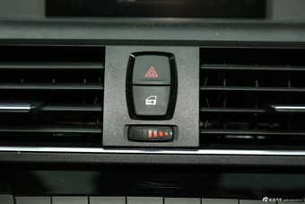 2015款宝马1系120i 1.6T自动运动设计套装