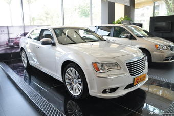 2013款克莱斯勒300C 3.6L自动尊崇版