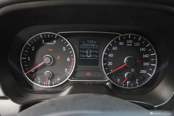 2015款陆风X8探索版2.0T汽油四驱超豪华型