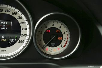 2015款奔驰E400L 3.0T自动豪华型4MATIC运动轿车