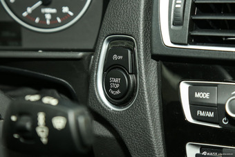 2015款宝马1系120i 1.6T自动运动设计套装