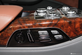 2013款奥迪A8L W12 6.3FSI quattro旗舰型