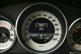 2015款奔驰E400L 3.0T自动豪华型4MATIC运动轿车