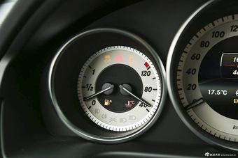 2015款奔驰E400L 3.0T自动豪华型4MATIC运动轿车