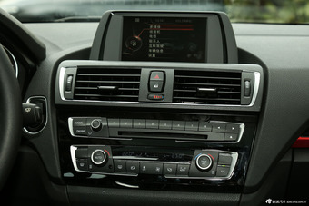 2015款宝马1系120i 1.6T自动运动设计套装