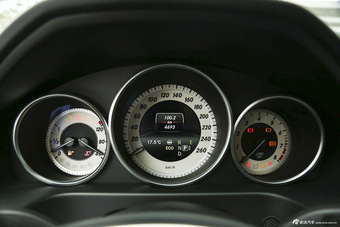 2015款奔驰E400L 3.0T自动豪华型4MATIC运动轿车