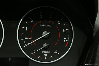 2015款宝马1系120i 1.6T自动运动设计套装