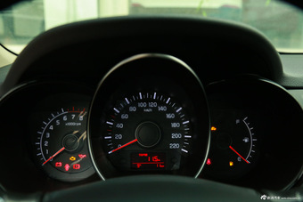 2015款起亚K2 1.4L手动GLS三厢