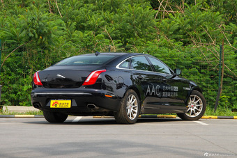 2015款捷豹XJL 2.0T两驱典雅商务版
