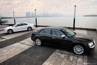 2014款克莱斯勒300C 3.0L自动卓越版
