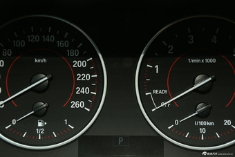 2015款宝马1系120i 1.6T自动运动设计套装