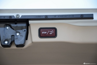 2016款奔驰V级 V260 2.0T自动尊贵版