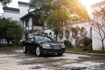 2014款克莱斯勒300C 3.0L自动卓越版