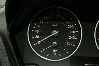 2015款宝马1系120i 1.6T自动运动设计套装