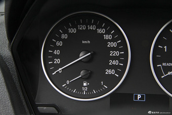 2015款宝马1系118i 1.6T自动都市设计套装