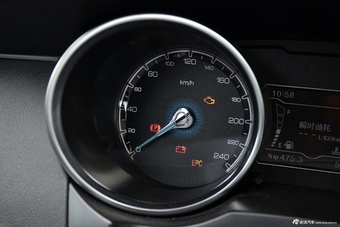 2016款众泰SR7 1.5T手动魔方之梦版