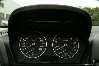 2015款宝马1系120i 1.6T自动运动设计套装