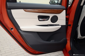 2016款宝马2系旅行车220i 2.0T自动豪华设计套装