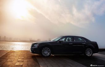 2014款克莱斯勒300C 3.0L自动卓越版
