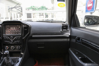 2015款陆风X8探索版2.0T汽油四驱超豪华型